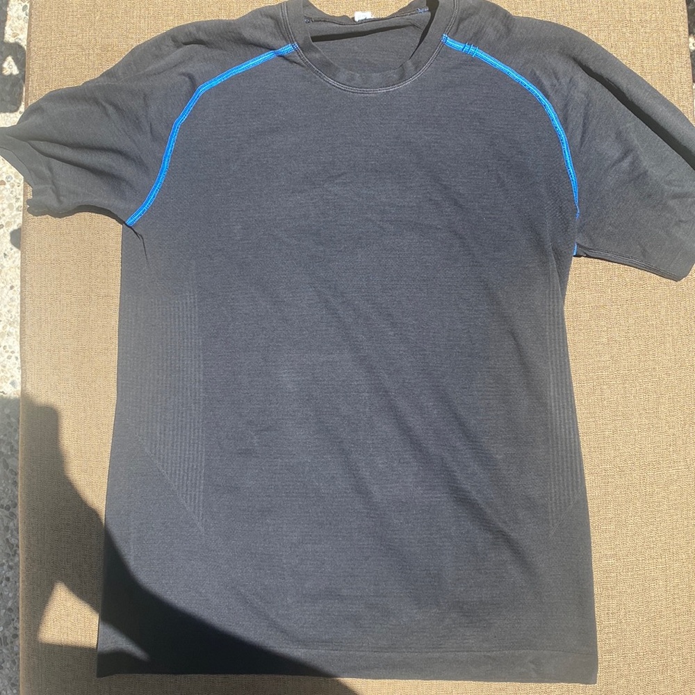 Lululemon black t-shirt